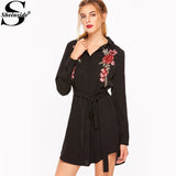 Sheinside فساتين ميدي فساتين مصمم فستان المرأة المكتب الأسود الزهور المطرزة منحني تنحنح مربوط قميص اللباس